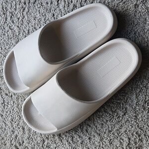 Women's Mad Love Star Slide Sandals size 9 off-white